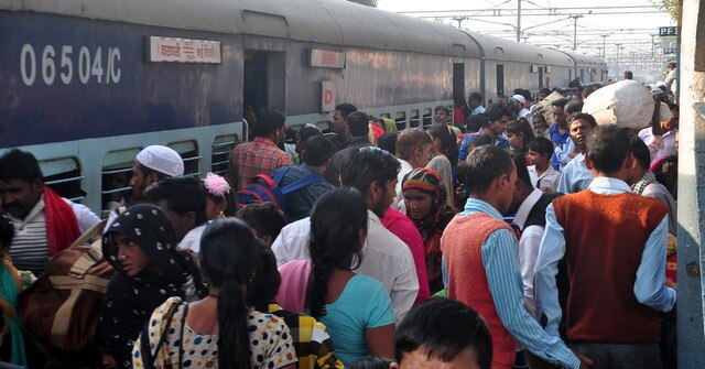 Holi 2020 ट्रेन और बसें हुई पैक, यात्रियों की मारामारी