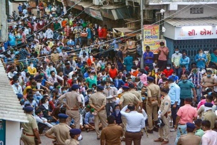 सूरत में प्रवासी मजदूरों ने अपने घर भेजे जाने की मांग को लेकर फिर किया प्रदर्शन