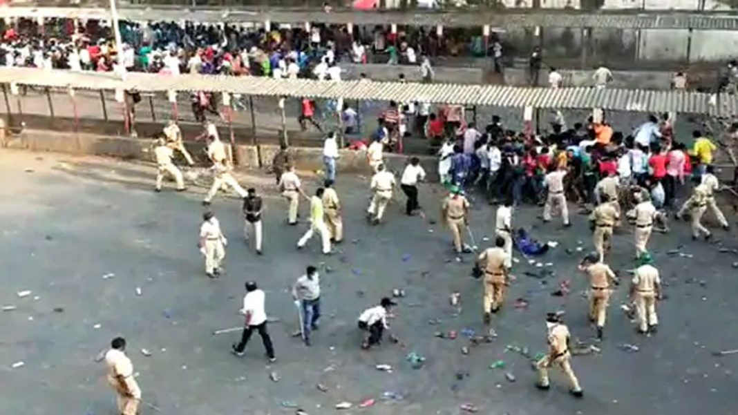 कोरोना लॉकडाउन: बांद्रा स्टेशन पर हजारों की संख्या में जमा हुए प्रवासी मजदूर, पुलिस ने कि लाठीचार्ज
