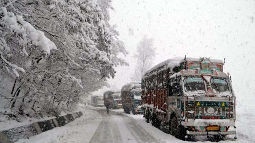 J&K: तापमान में गिरावट, बर्फबारी बारिश से जम्मू-श्रीनगर और श्रीनगर-सोनामर्ग-लेह राष्ट्रीय राजमार्ग बंद