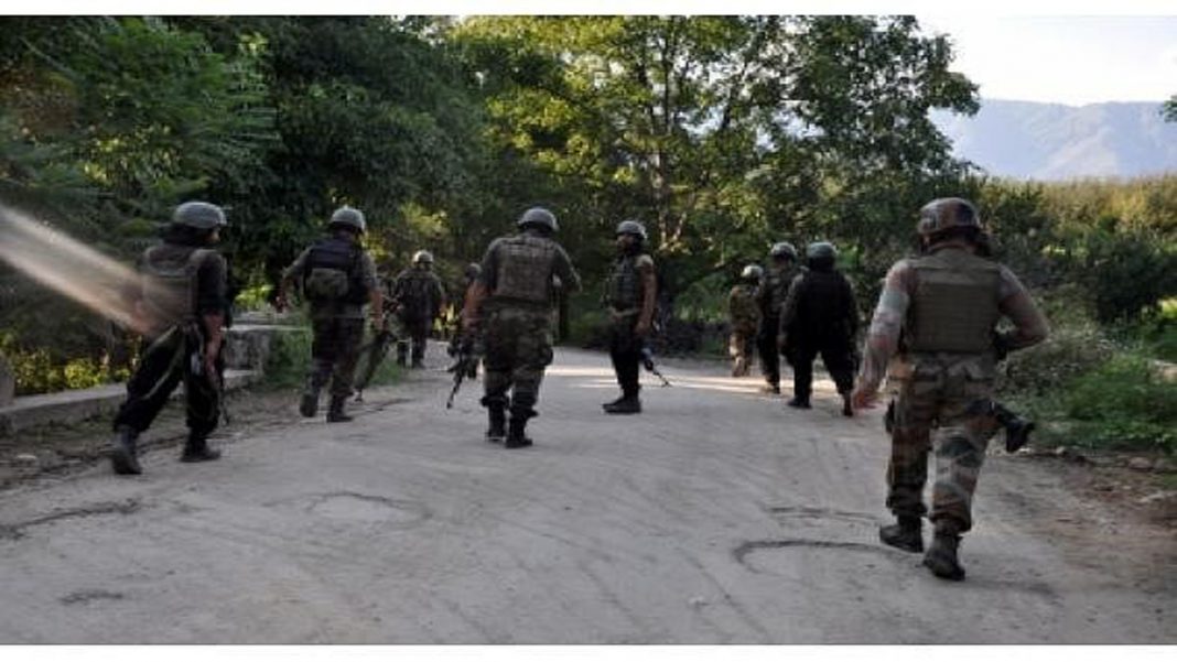कश्मीर में 2 आतंकी ढेर, अपहृत पुलिसकर्मी मुक्त कराया गया