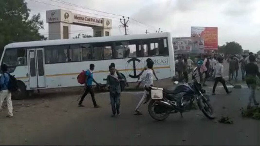 गुजरात: राजकोट में ट्रेन रद्द होने पर प्रवासी श्रमिकों ने किया जमकर हंगामा, तोड़फोड़; 20 गिरफ्तार