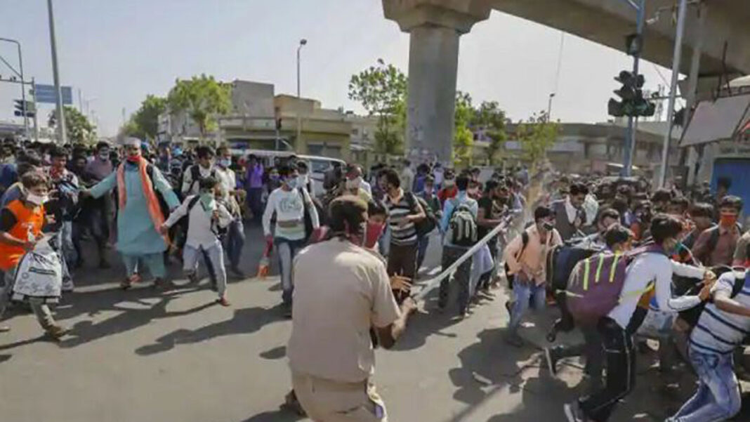 लॉकडाउन 4.0: अहमदाबाद में प्रवासी कामगारों ने पुलिसकर्मियों और लोगों पर किया पथराव, 100 लोग हिरासत में