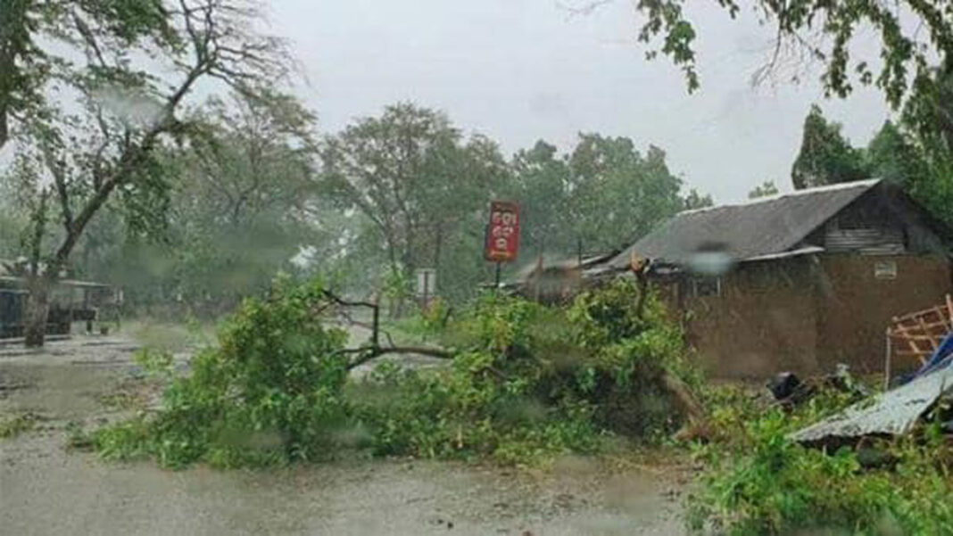 बंगाल-ओडिशा में तबाही के निशान छोड़ गया ‘चक्रवात अम्फान’