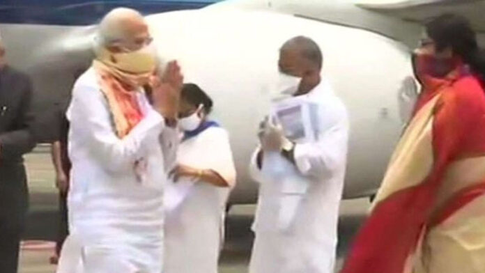 पीएम मोदी ‘अम्फान’ की तबाही का जायजा लेने पहुंचे कोलकाता, राज्यपाल धनखड़ और सीएम ममता बनर्जी ने किया स्वागत