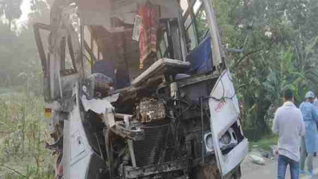 बिहार : यात्री बस व ट्रक की टक्कर में 2 प्रवासी मजदूरों की मौत