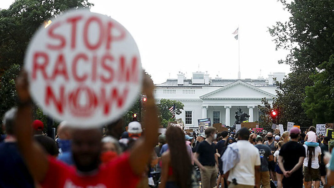 अमेरिका: पुलिस हिरासत में जॉर्ज फ्लॉयड की मौत के विरोध में व्हाइट हाउस के बाहर हजारों लोगों ने किया प्रदर्शन