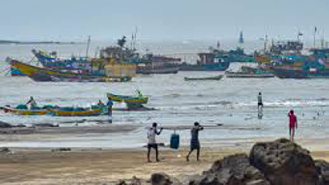 निसर्ग तूफान: सूरत समेत दक्षिण गुजरात में 40 किमी प्रतिघंटे की रफ्तार से हवाएं चलीं, समुद्र में ऊंची लहरें उठीं