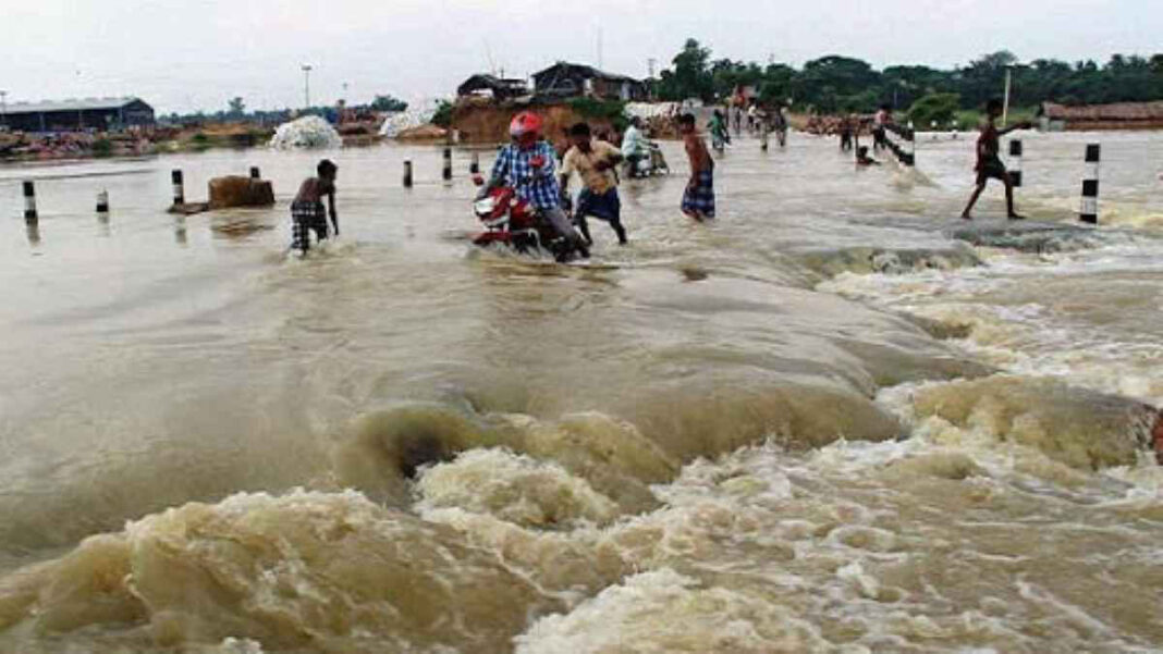 असम में भारी बारिश का कहर: 3 जिलों में भूस्खलन से 20 लोगों की मौत