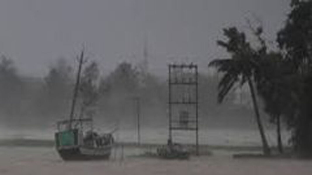 तूफान निसर्ग ने पकड़ी रफ्तार, मुंबई समुद्र तट से टकराएगा आज गुजरात में बारिश शुरू