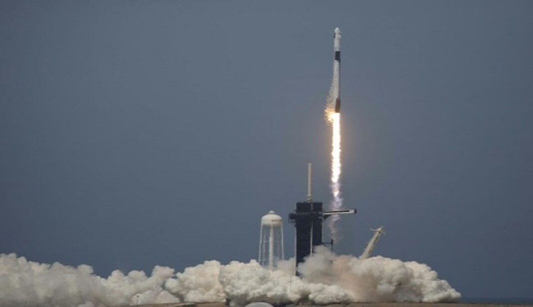 दो अंतरिक्ष यात्रियों को लेकर स्पेसएक्स का रॉकेट अंतरिक्ष की ओर रवाना