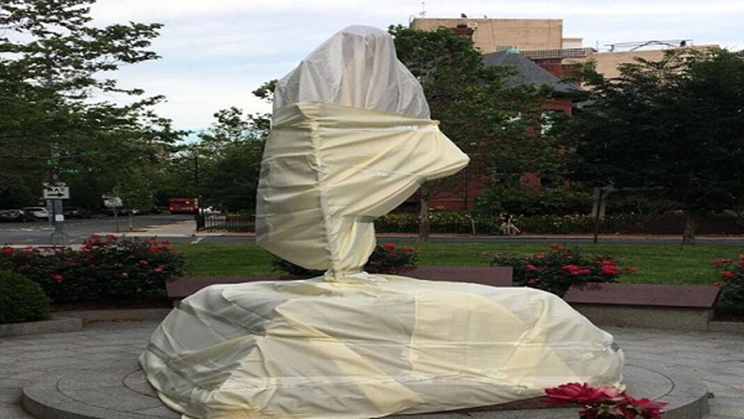 वाशिंगटन में प्रदर्शनकारियों ने गांधी की प्रतिमा का किया अपमान, अमेरिका ने मांगी माफी