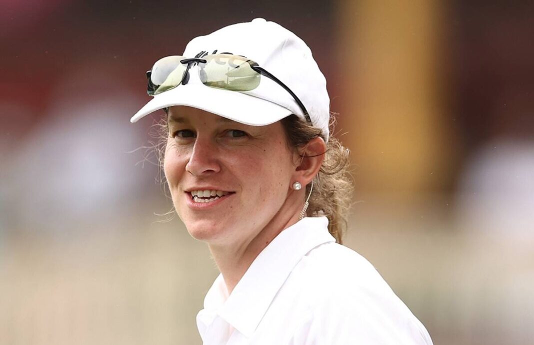 AUS v IND : पुरुष टेस्ट मैच में अंपायरिंग करने वाली पहली महिला अंपायर बनी पोलोसाक