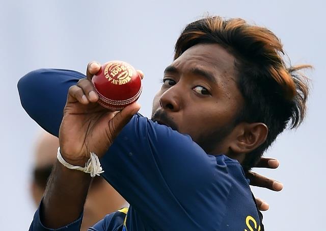 श्रीलंकाई गेंदबाज अकिला धनंजय से प्रतिबंध हटा